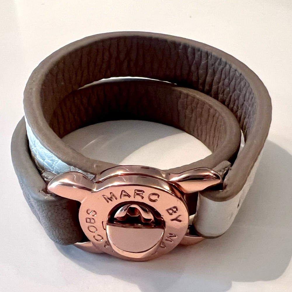 Marc by Marc Jacobs grey & white leather, rose gold tone wrap turnlock bracelet